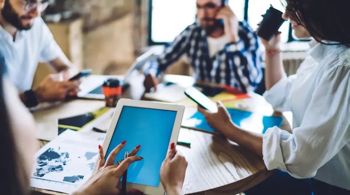 CMS recommendation process diagram illustrating four phases of professional content management system selection consulting in Canada — discovery and requirements definition with stakeholder interviews, platform evaluation scoring matrix, custom recommendation report delivery, and implementation guidance supporting development teams and agencies through CMS migration to protect SEO equity and organic search rankings post-launch